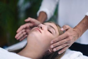 Lire la suite à propos de l’article Le reiki doit-il vraiment être considéré comme une thérapie de massage ?