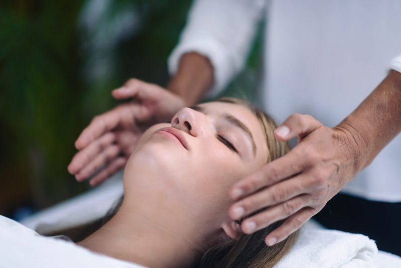 Le reiki doit-il vraiment être considéré comme une thérapie de massage ?