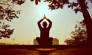 Lire la suite à propos de l’article Yoga pour débutants : guide ultime pour des postures faciles à maîtriser