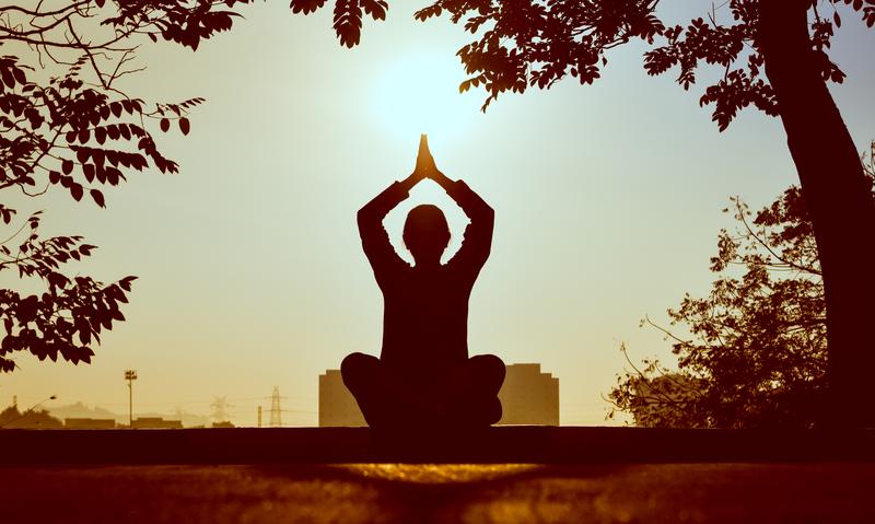 Lire la suite à propos de l’article Yoga pour débutants : guide ultime pour des postures faciles à maîtriser