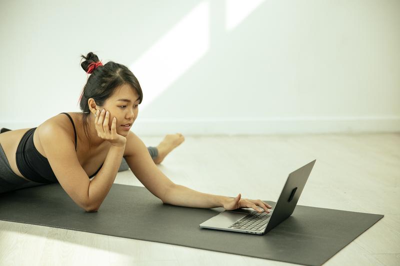 You are currently viewing Yoga en ligne – Cours de Yoga à la maison | Meilleurs exercices de Yoga