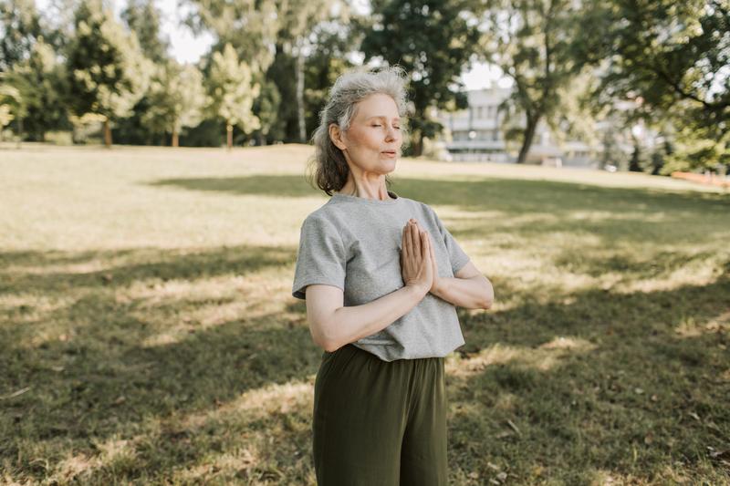 You are currently viewing Yoga pour les seniors | Améliorez votre santé et votre bien-être