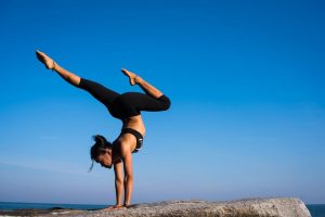 Lire la suite à propos de l’article Yoga pour la detox: pratiques et bienfaits pour purifier votre corps