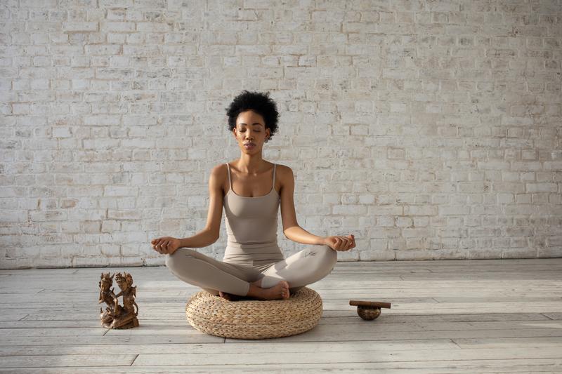 You are currently viewing Yoga pour la concentration : pratiques et bienfaits | Votre guide complet