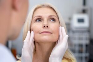 Lire la suite à propos de l’article Lipofilling du visage : tout savoir sur cette méthode naturelle de rajeunissement facial